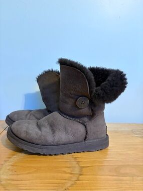 Brown Uggs with black fur size W6